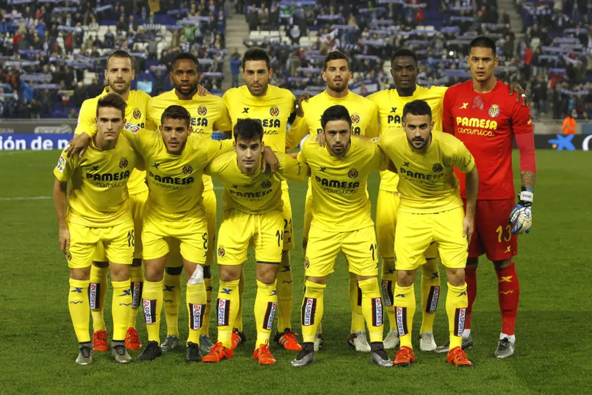 Villarreal – zawodnicy w żółtych strojach pozują do zdjęcia przed meczem. W tle widać trybuny wypełnione kibicami.