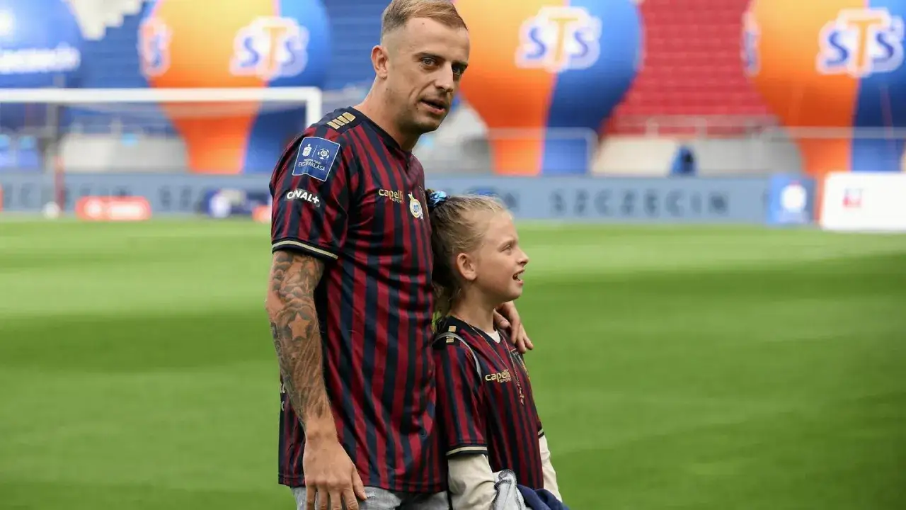 Piłkarz Grosicki z córką na boisku. Ciekawe, ile zarabia Grosicki w Pogoni, że stać go na takie emocje.