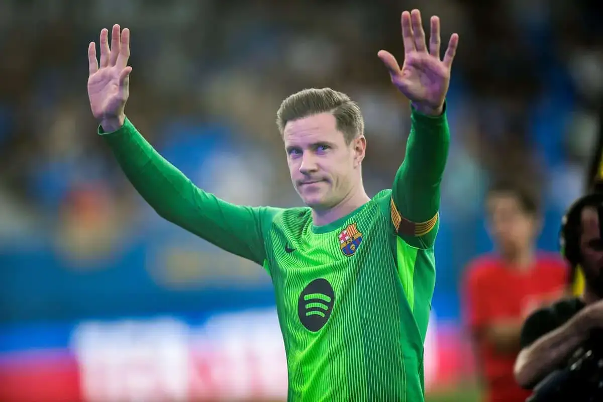 Bramkarz Marc-André ter Stegen w zielonej koszulce FC Barcelony pozdrawia kibiców, unosząc ręce.