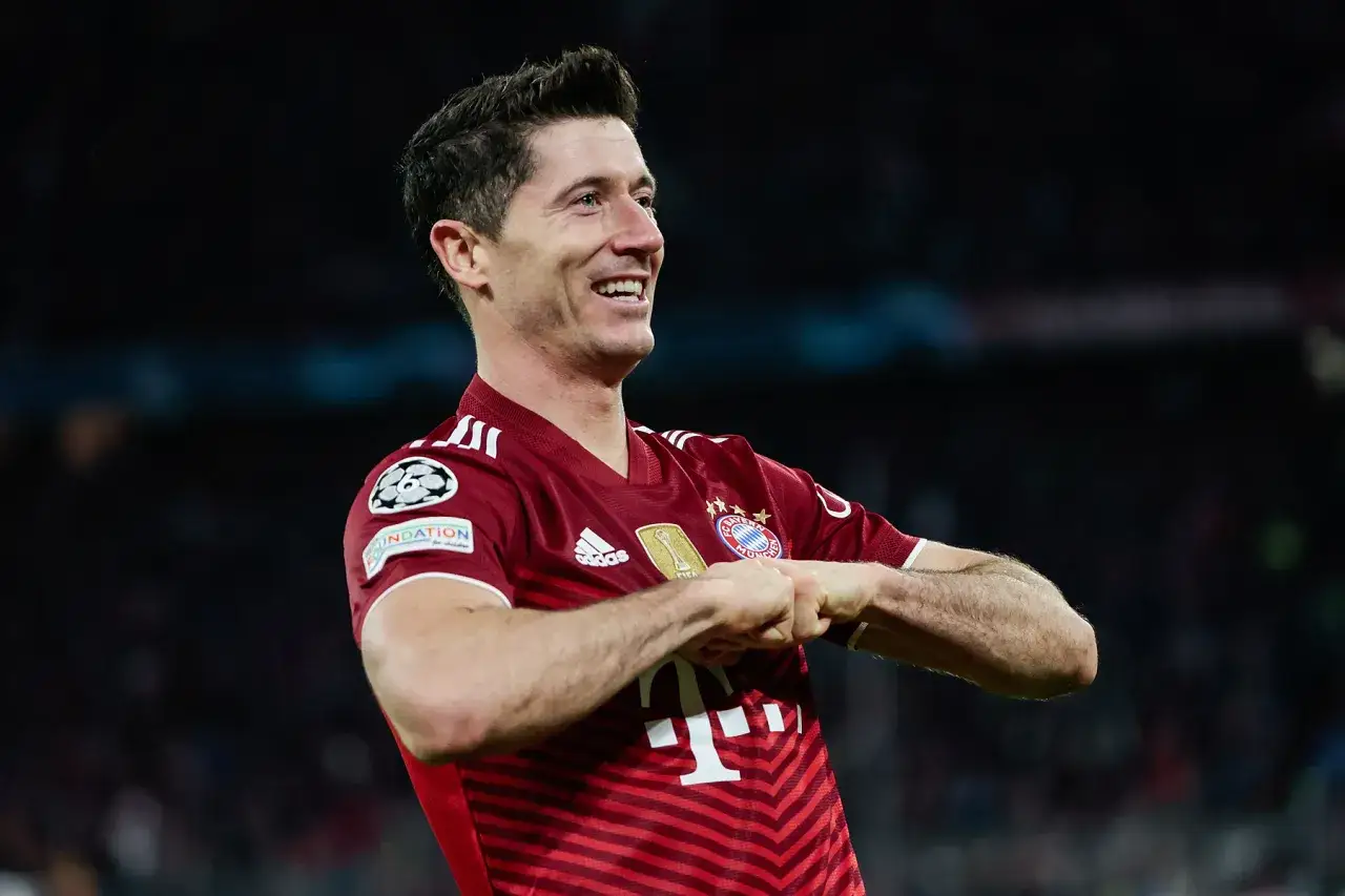 Robert Lewandowski, jeden z najlepszych króli strzelców Bundesligi, świętuje bramkę w meczu Bayernu Monachium.
