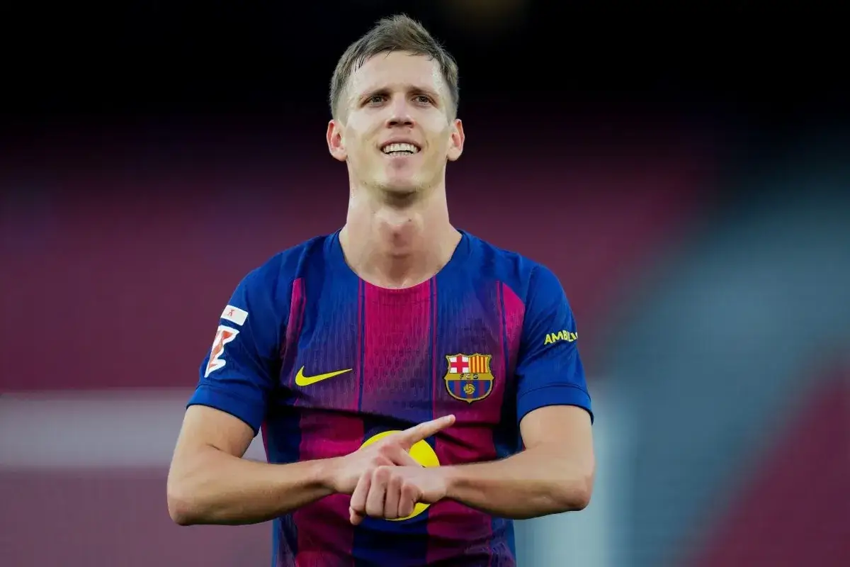 Piłkarz w koszulce FC Barcelony, z dumą prezentuje swój gest. To może być Dani Olmo, który kiedyś grał w tym klubie.