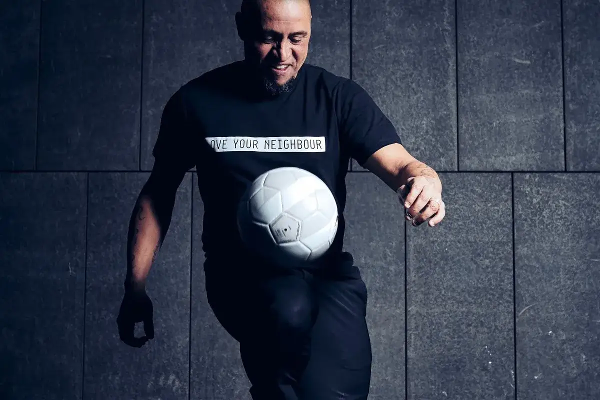 Roberto Carlos żyje i wciąż czaruje piłką! Legendarny Brazylijczyk w czarnej koszulce z napisem 