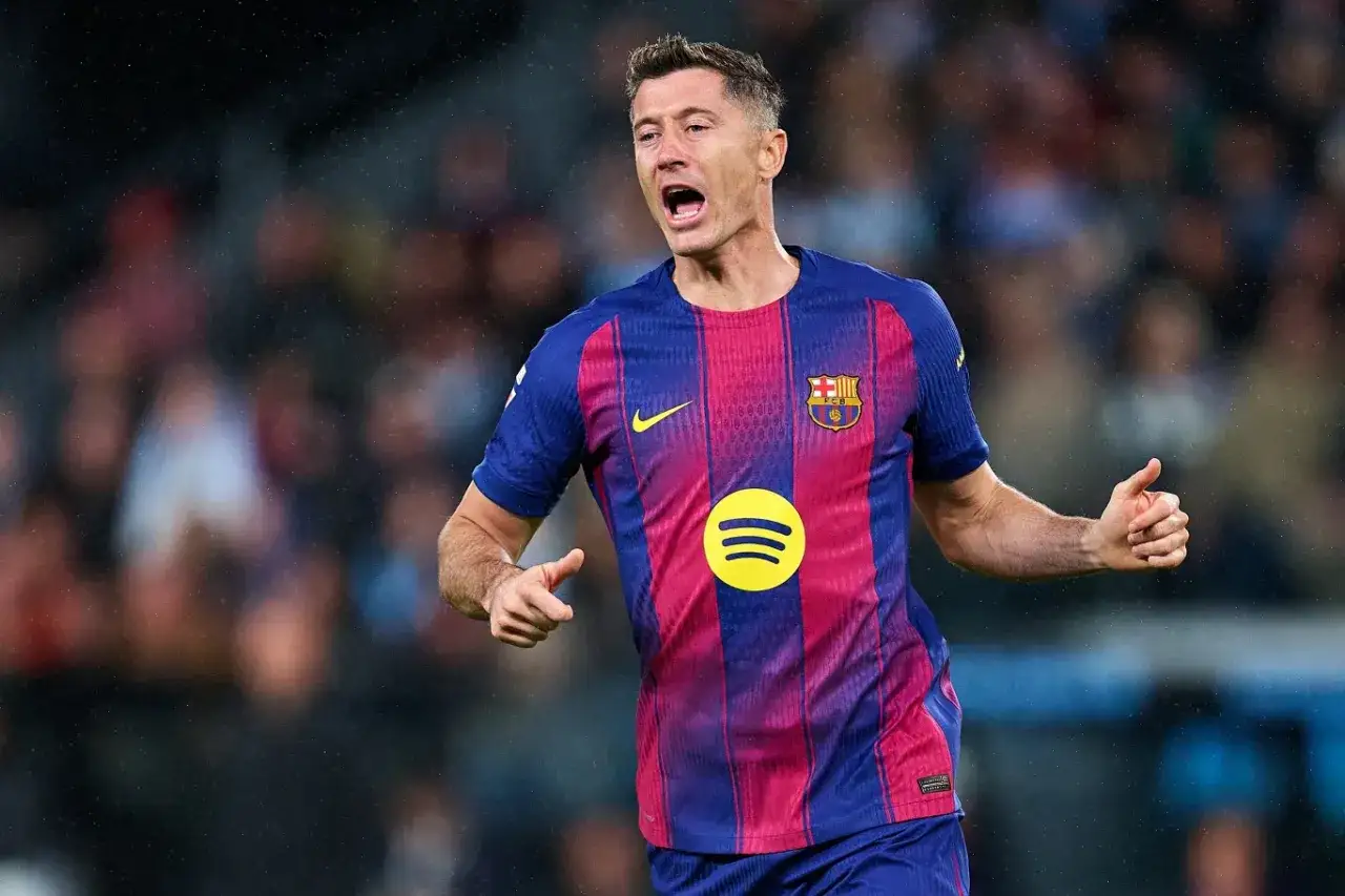 Robert Lewandowski w koszulce Barcelony, z kciukiem w górze. Czy to zapowiedź końca kariery?