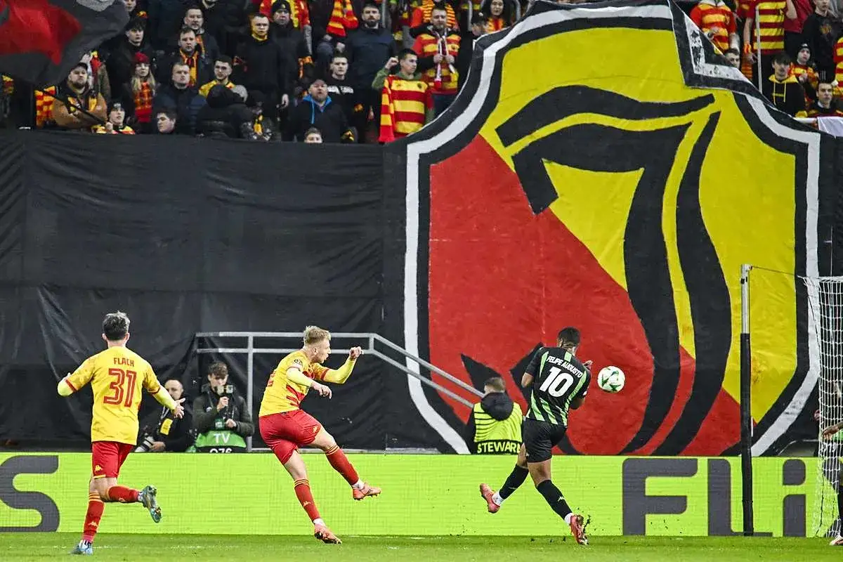 Piłkarze Widzewa Łódź i Jagiellonii Białystok walczą o punkty. Kibice tworzą oprawę.