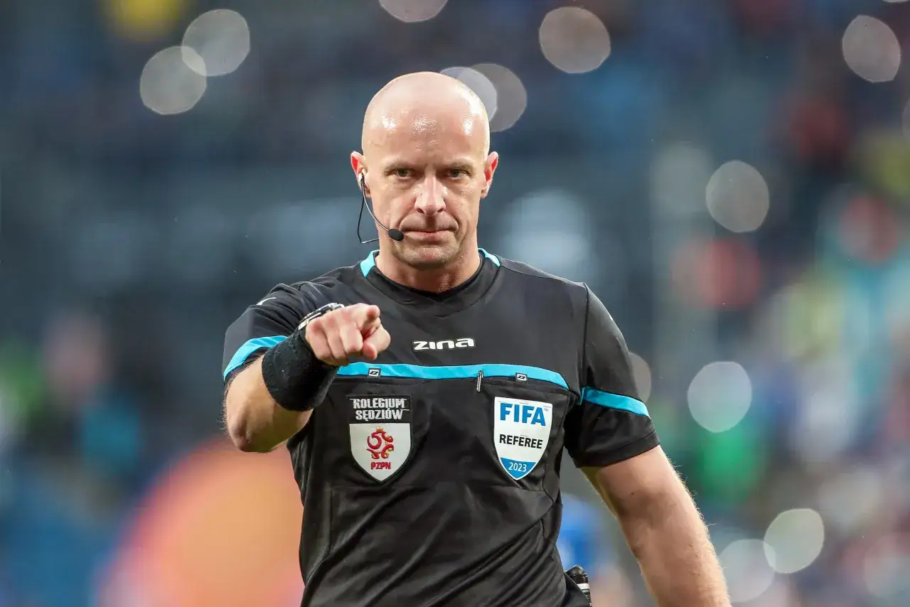 Szymon Marciniak sędziuje mecz Ligi Mistrzów