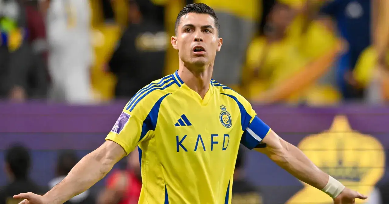 Cristiano Ronaldo w żółtej koszulce z niebieskimi pasami, grający w klubie Al Nassr.