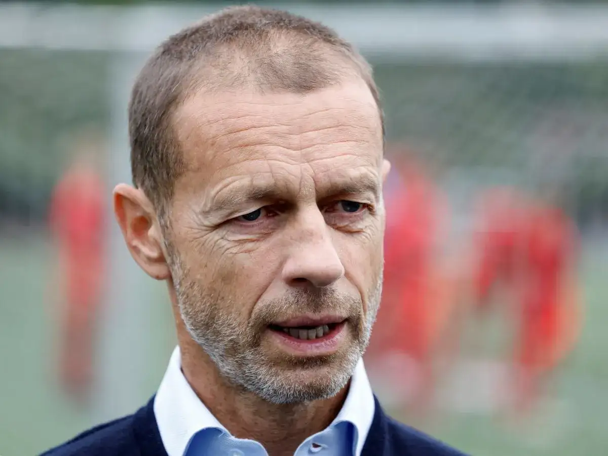 Aleksander Čeferin, prezydent UEFA, z uwagą obserwuje wydarzenia na boisku.