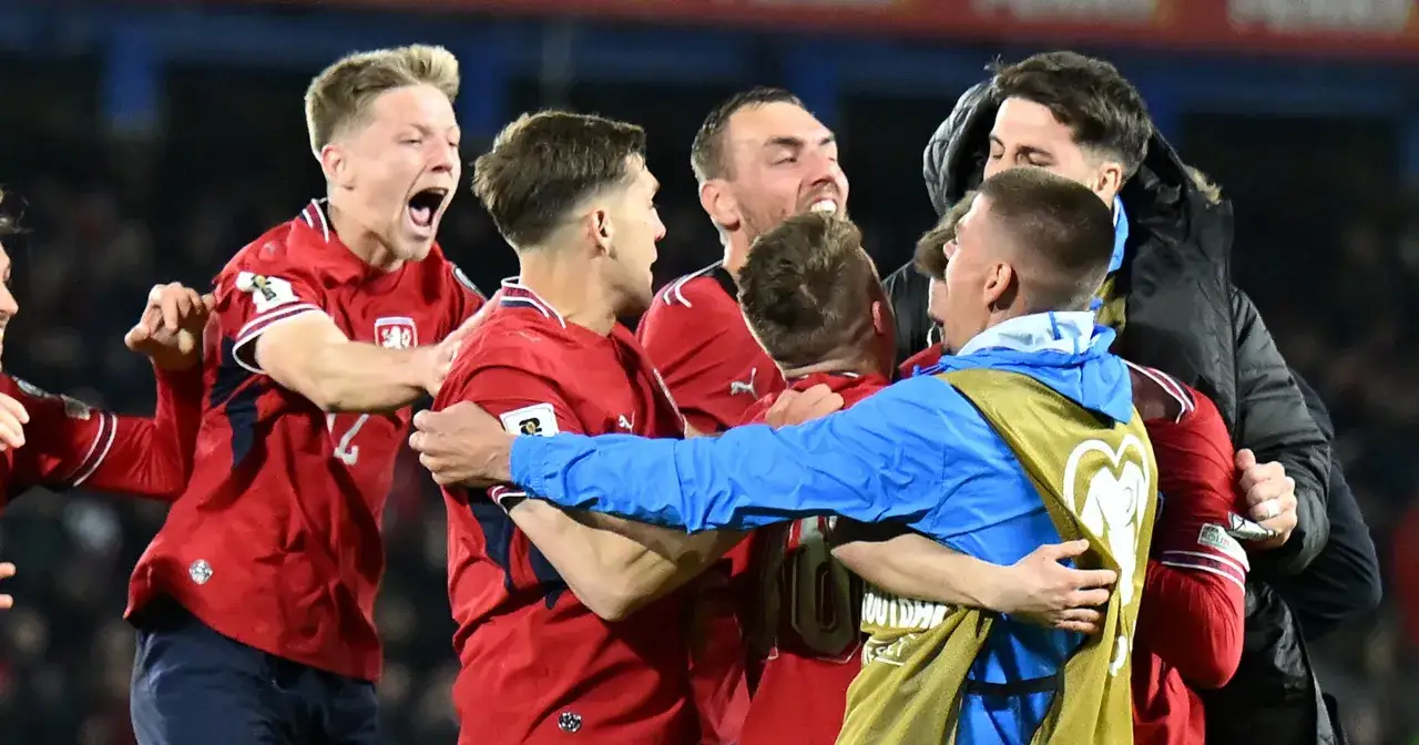 Piłkarze Czech świętują zwycięstwo. Radość i okrzyki po udanym meczu.