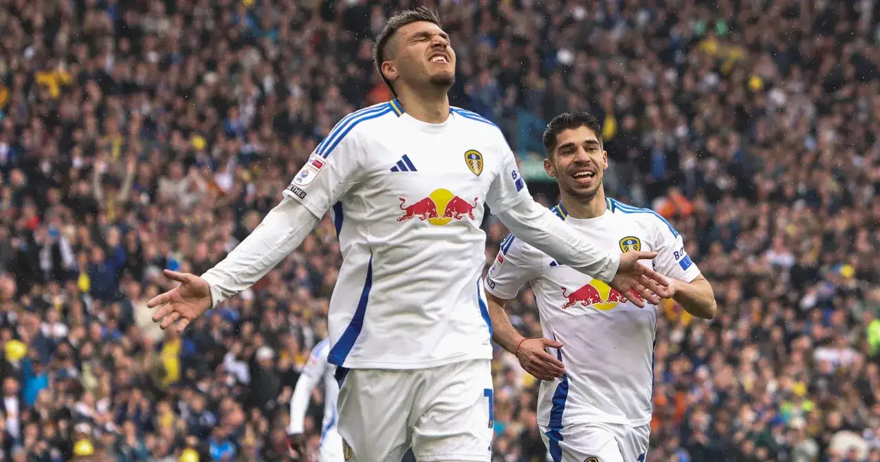 Piłkarz Leeds United świętuje, być może po zdobyciu hattricka. Co to hattrick? To trzy gole strzelone przez jednego zawodnika w jednym meczu.