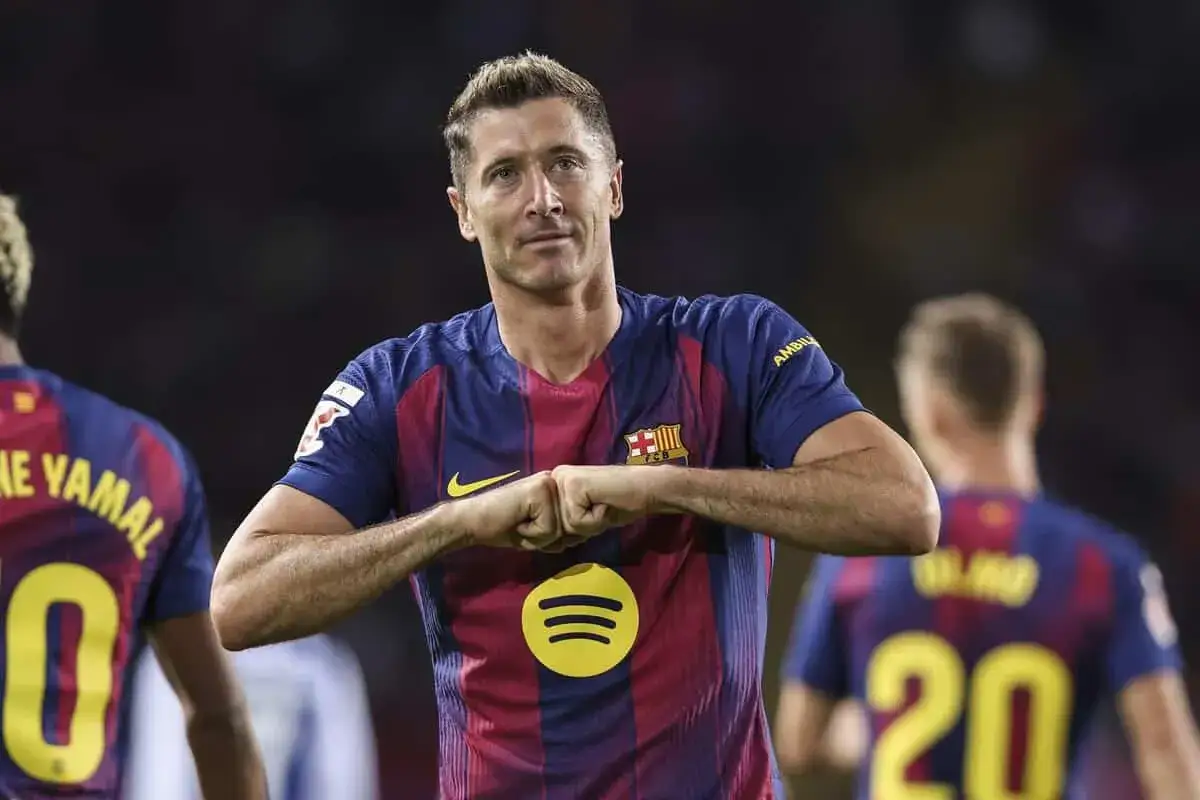 Robert Lewandowski w koszulce Barcelony, zaciśnięte pięści. Zastanawiasz się, ile zarabia Lewandowski na minutę?