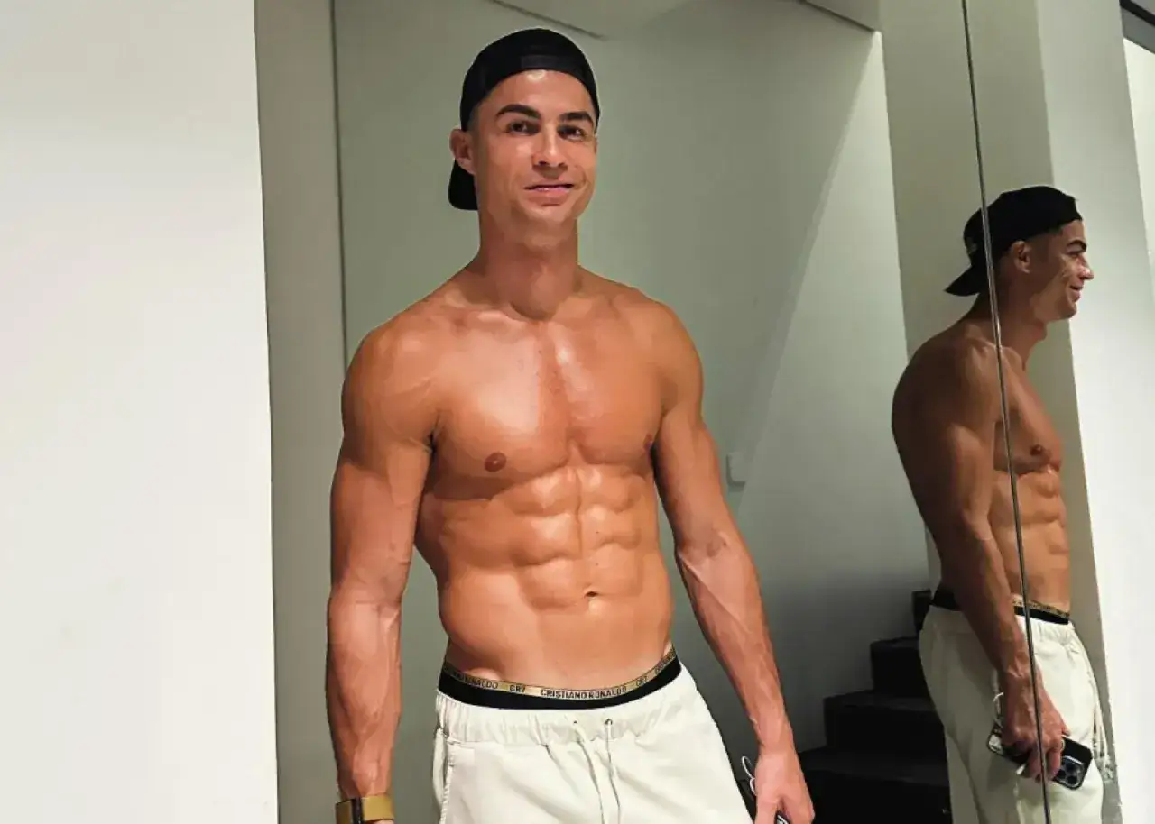 Cristiano Ronaldo wiek nie przeszkadza mu w utrzymaniu imponującej formy. Piłkarz prezentuje wyrzeźbione mięśnie brzucha i klatki piersiowej.