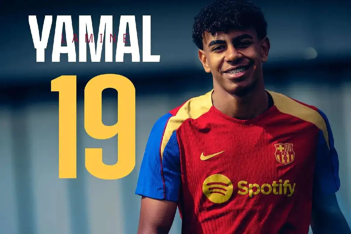 Młody piłkarz Lamine Yamal, który numer ma 19, w koszulce FC Barcelona.