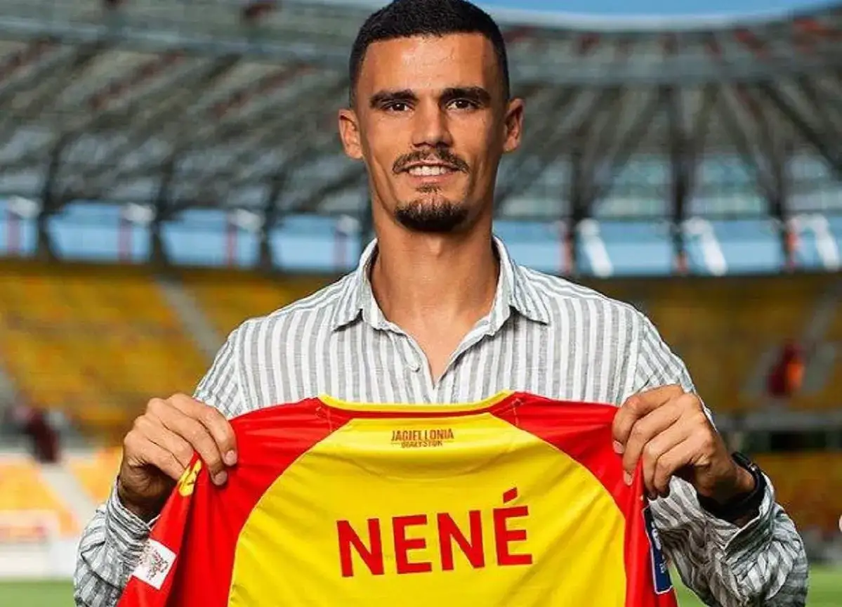 Piłkarz Nené prezentuje koszulkę Jagiellonii Białystok. To ekscytujący moment w historii jagiellonia transfery!