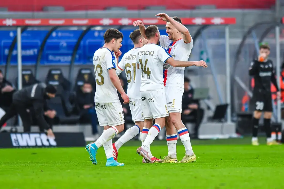 Piłkarze Jagiellonii Białystok świętują bramkę w meczu przeciwko Górnikowi Zabrze.