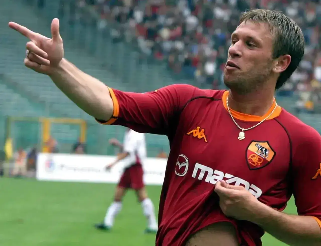 Cassano w koszulce Romy, radośnie wskazuje palcem, świętując bramkę.