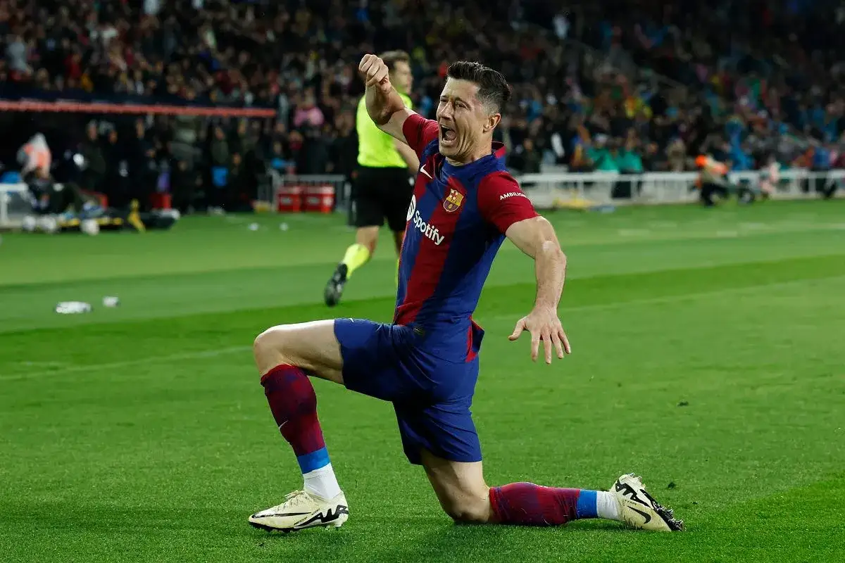 Robert Lewandowski w akcji, świętuje bramkę na boisku. To właśnie tam gra Lewandowski, zdobywając kolejne gole dla swojej drużyny.