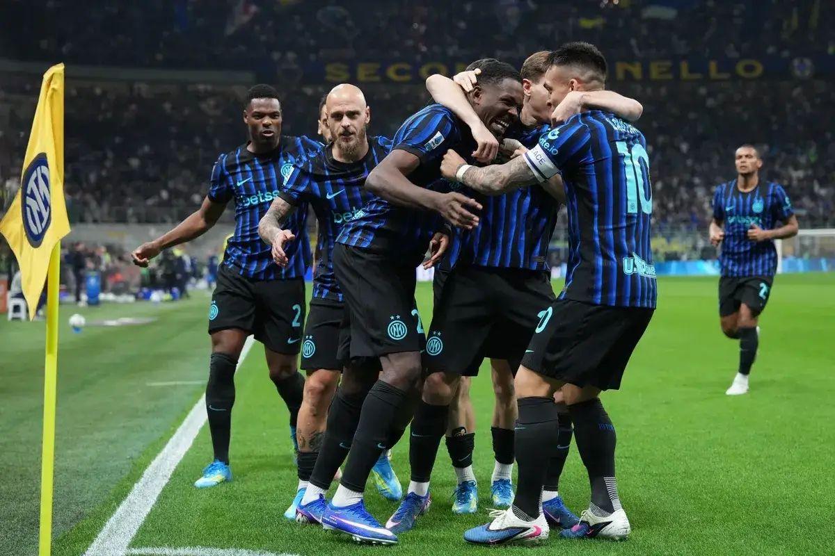 Piłkarze Interu Mediolan świętują bramkę w meczu z AS Roma.