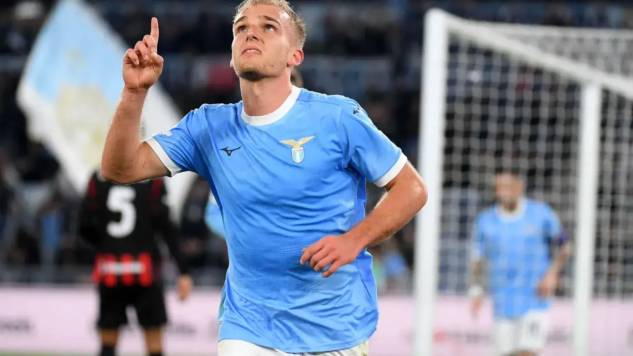 Piłkarz Lazio w błękitnej koszulce z uniesionym palcem, radość po golu w meczu Lazio – A.C. Milan.