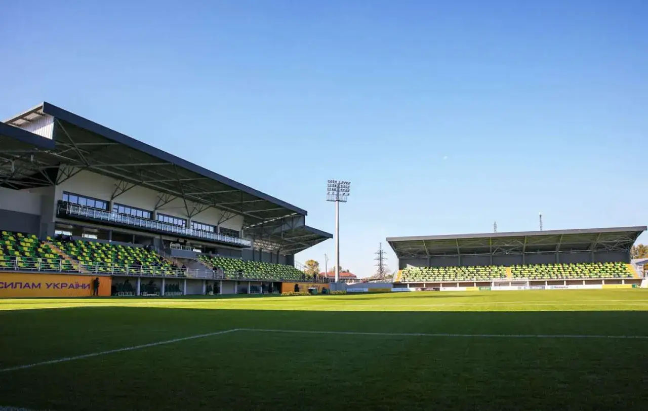 Stadion z zieloną murawą i żółto-zielonymi trybunami. To domowy obiekt klubu piłkarskiego z Kijowa, gotowy na kolejne emocjonujące mecze.