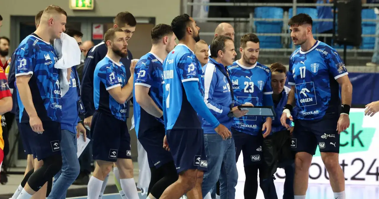 Drużyna ORLEN Wisła Płock w niebieskich strojach, gotowa do gry. Transfery w klubie to zawsze gorący temat.