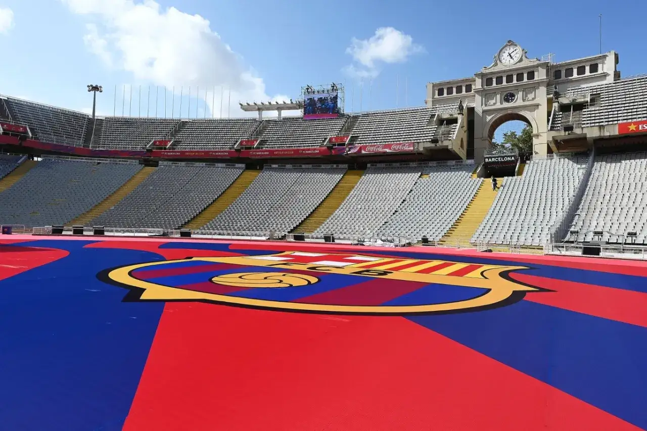 Ogromne logo FC Barcelona na czerwono-niebieskim tle stadionu. Czekamy na dzisiejszy mecz Barcelony!