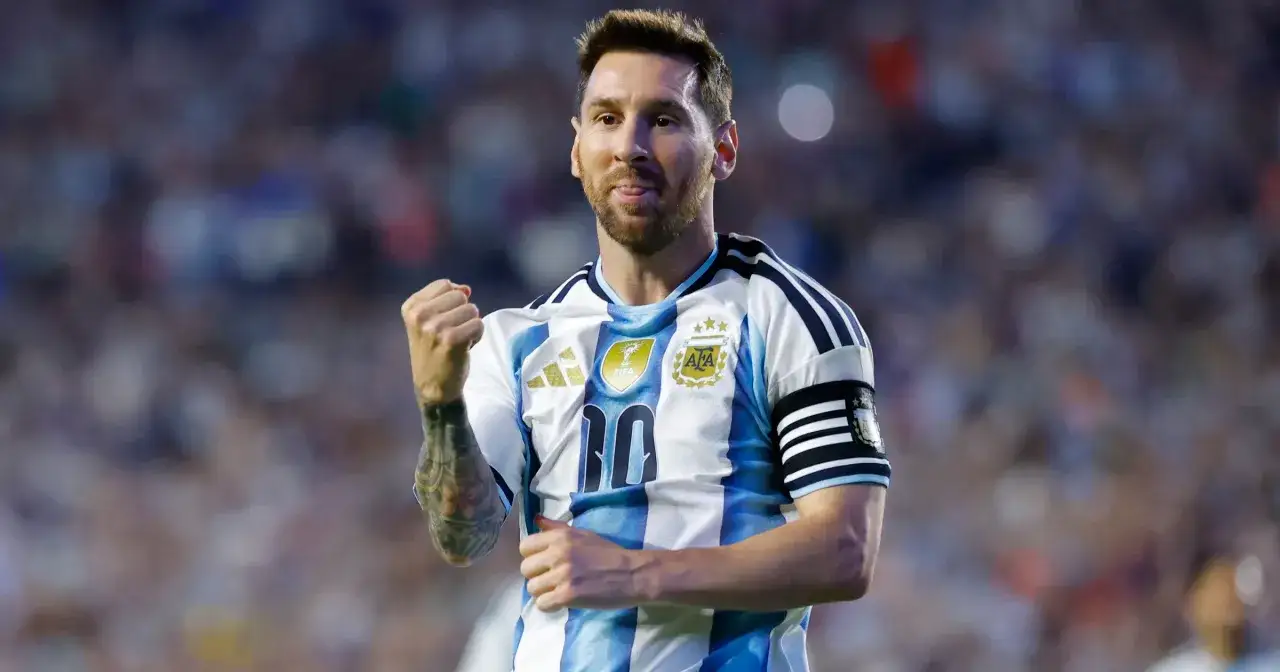 Leo Messi, najlepszy piłkarz na świecie, w koszulce Argentyny z numerem 10, świętuje zwycięstwo.