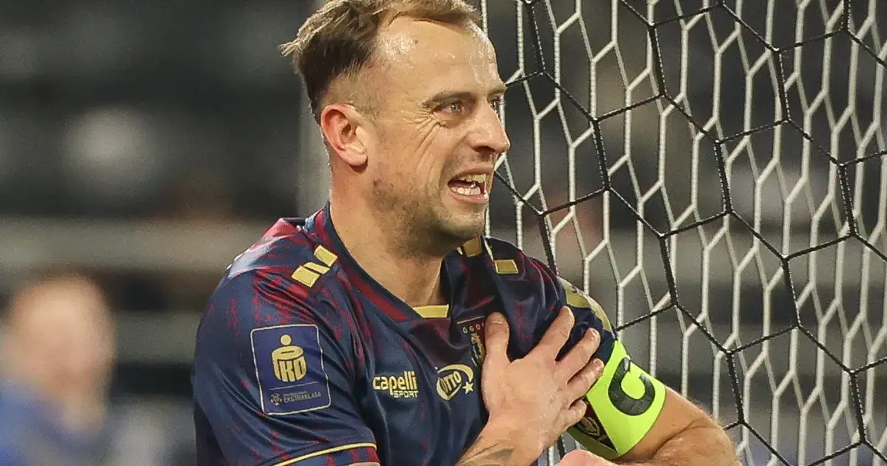 Piłkarz Kamil Grosicki w akcji. Jego majątek budowany jest na boisku, a determinacja widoczna na twarzy.