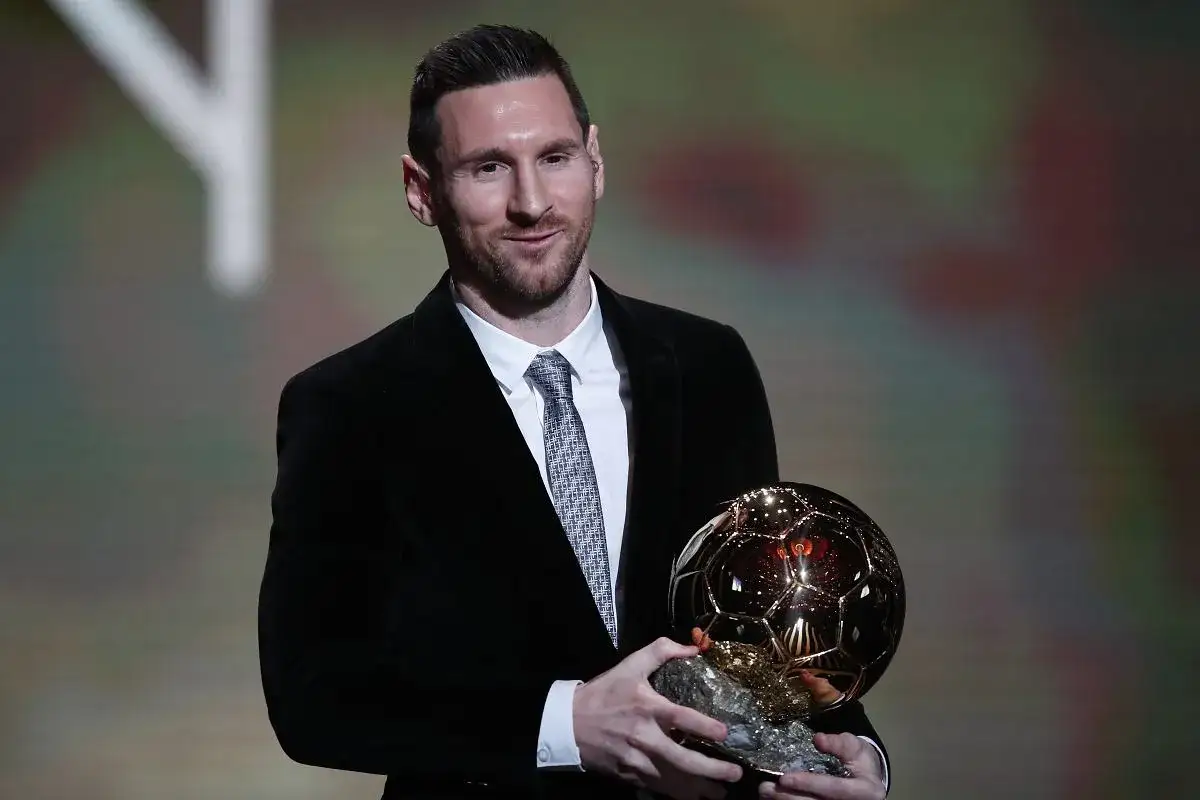 Lionel Messi z Złotą Piłką na gali. Kolejne trofeum w jego karierze.