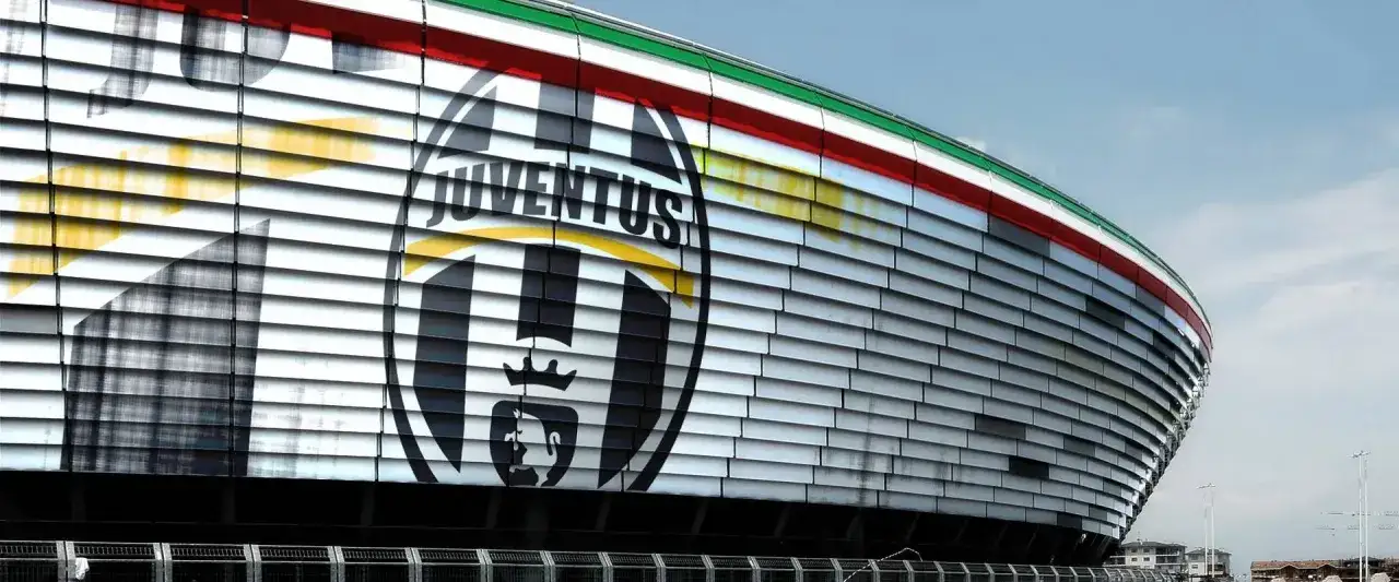 Stadion Juventusu z logo klubu. Dziś mecz: Juventus – Sassuolo.