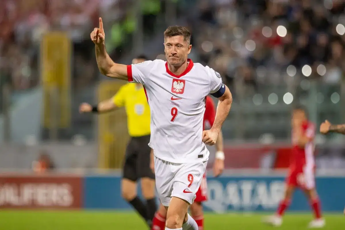 Robert Lewandowski, jeden z najlepszych byli piłkarze reprezentacji polski, świętuje bramkę.