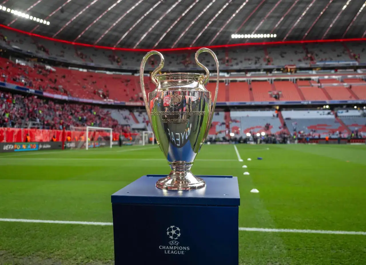 Trofeum Ligi Mistrzów na tle stadionu. Czy to symbol tego, kto wygrał ligę mistrzów?