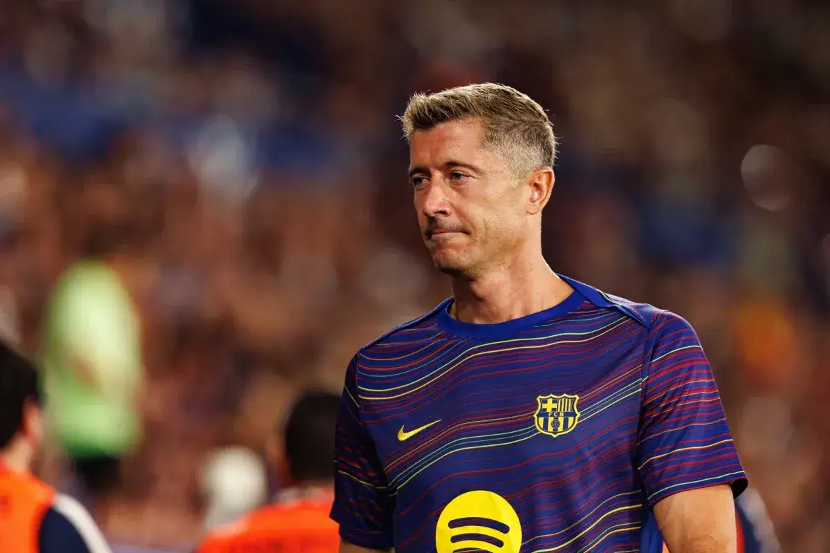 Robert Lewandowski w koszulce Barcelony, zamyślony, być może poinformowany o swojej kontuzji.