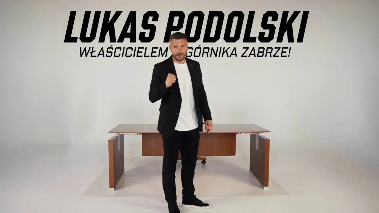 Lukas Podolski, właściciel Górnika Zabrze, w eleganckim garniturze. Jego majątek to nie tylko sukcesy sportowe.