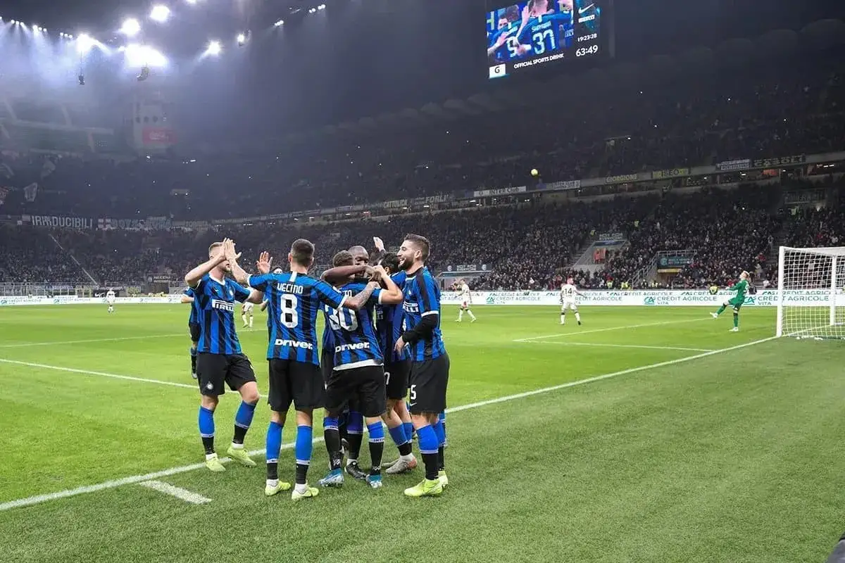Piłkarze Interu Mediolan świętują bramkę przeciwko Genoa CFC. Wynik na tablicy 3-1.