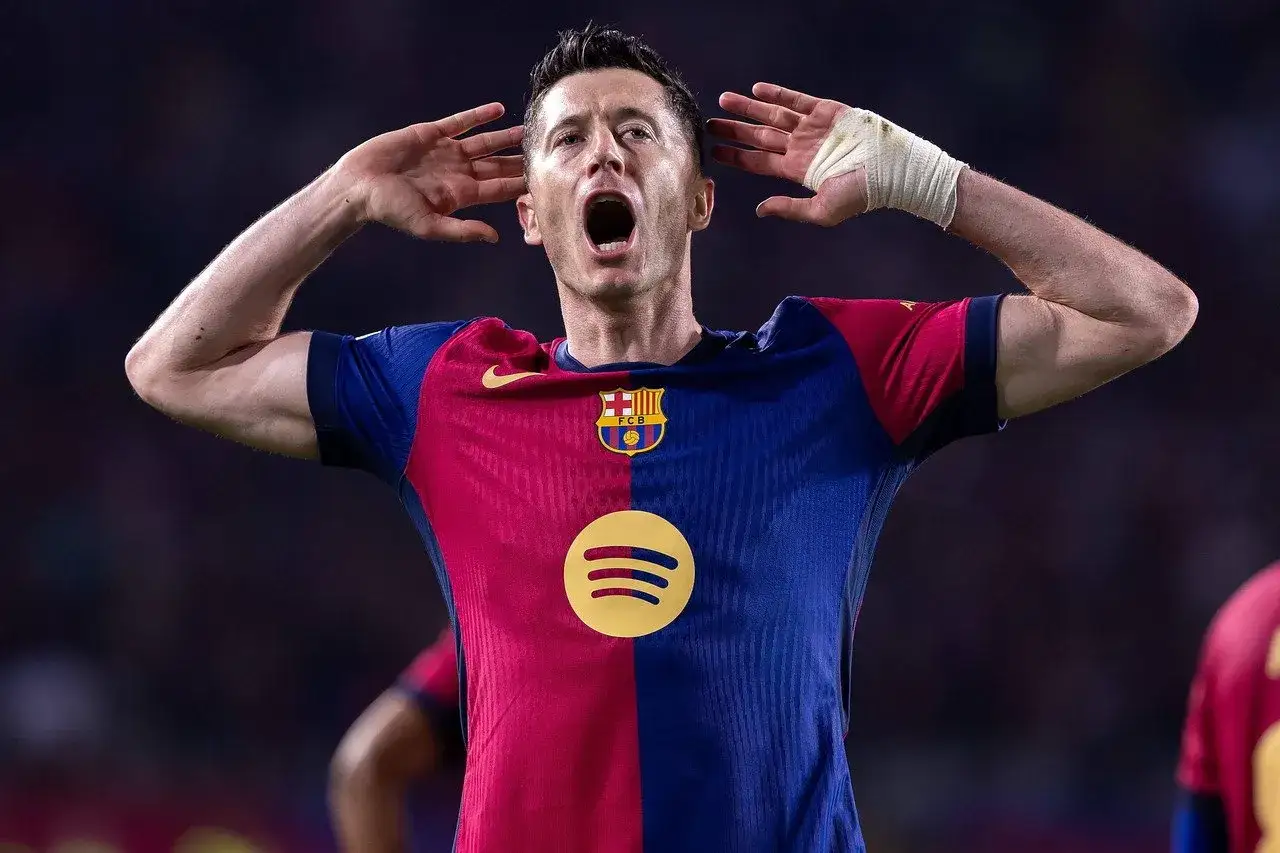Robert Lewandowski, jeden z najlepszych strzelców Barcelony, świętuje bramkę.