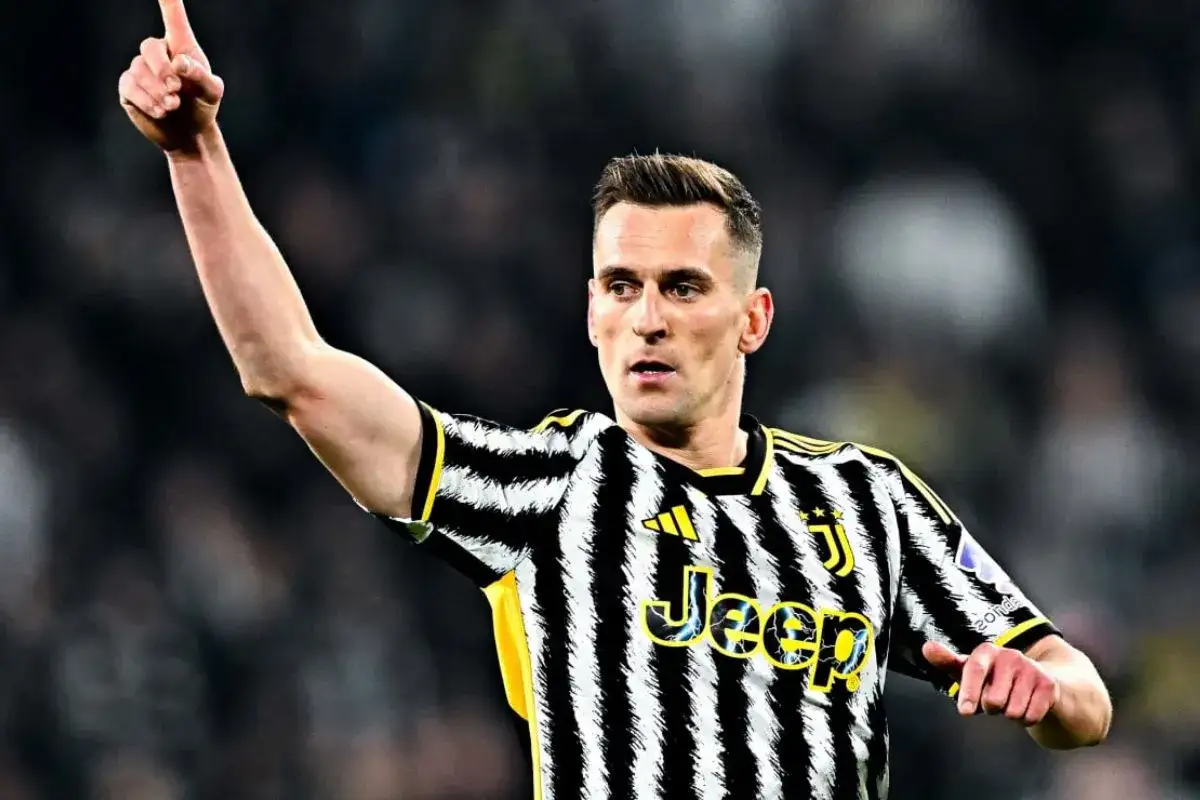 Piłkarz Juventusu z podniesionym palcem, mimo że jego ramię sugeruje, że mógł mieć kontuzję.