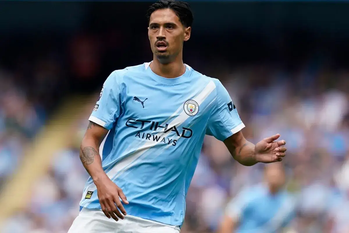 Piłkarz Manchesteru City w jasnoniebieskiej koszulce, gotowy na kolejne transfery.