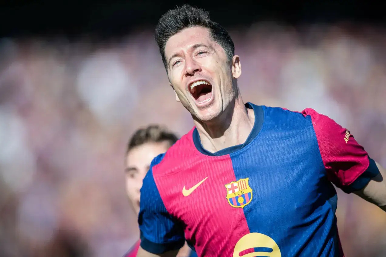 Robert Lewandowski w koszulce Barcelony, radośnie krzyczy. Ile języków zna Robert Lewandowski? Pewnie tyle, ile potrzebuje, by dogadać się z kolegami z drużyny.