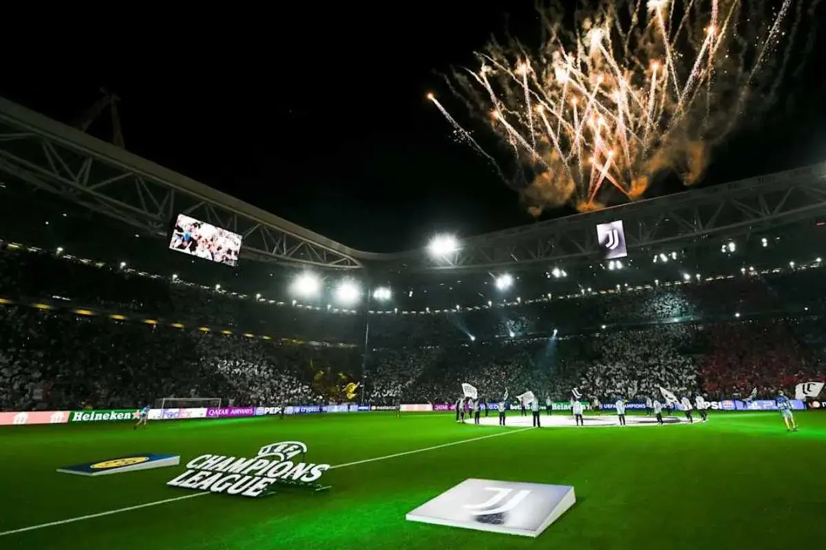 Liga Mistrzów piłka nożna stadion noc