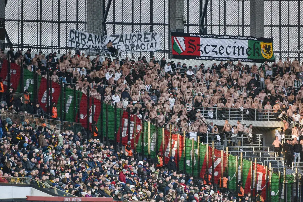 Zgoda Legii z fanatykami z Szczecinka. Trybuny wypełnione kibicami, transparenty i flagi.