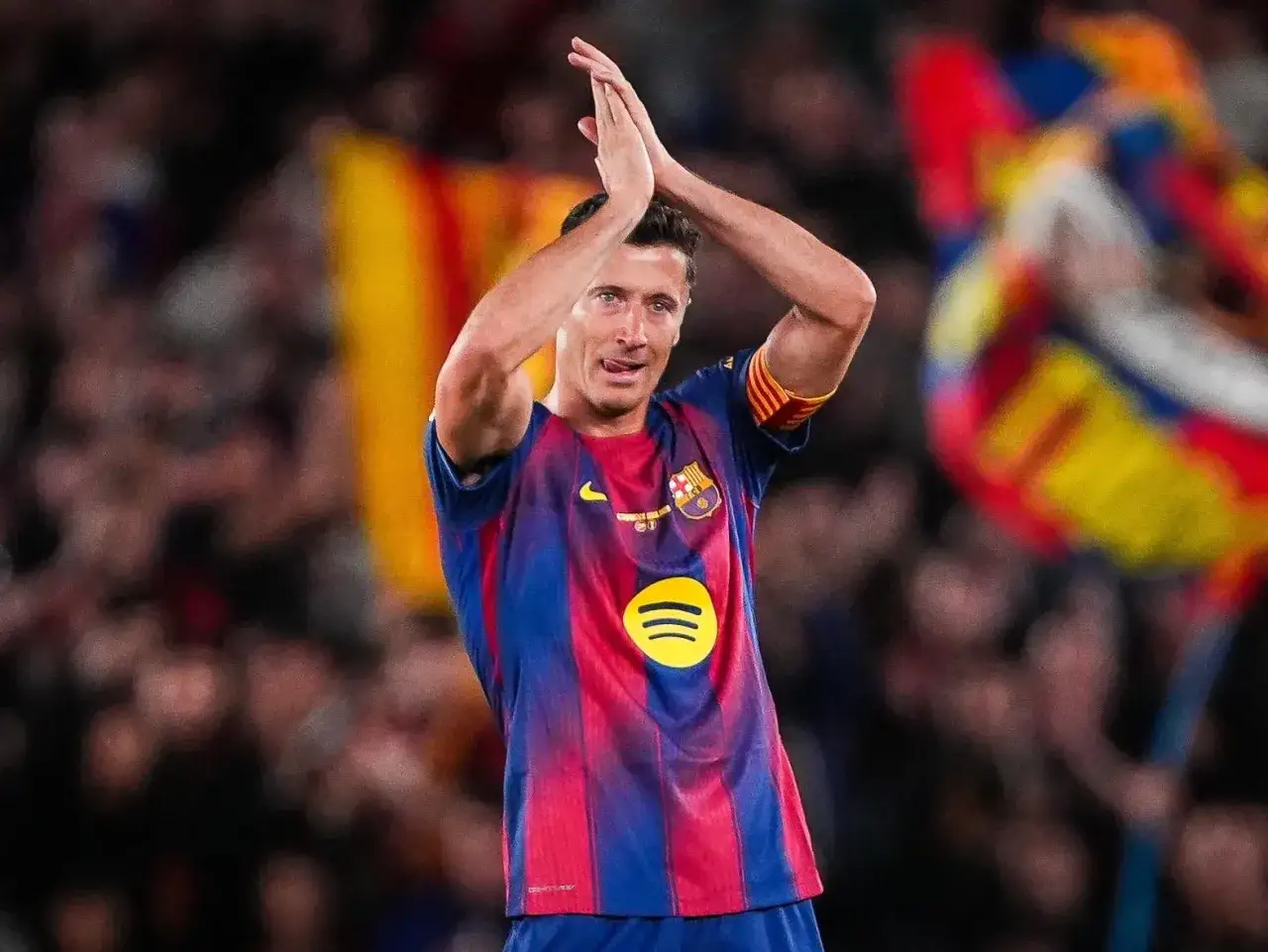 Robert Lewandowski w koszulce Barcelony, klaszczący do kibiców. Jego kolejne lewandowski gole cieszą fanów.