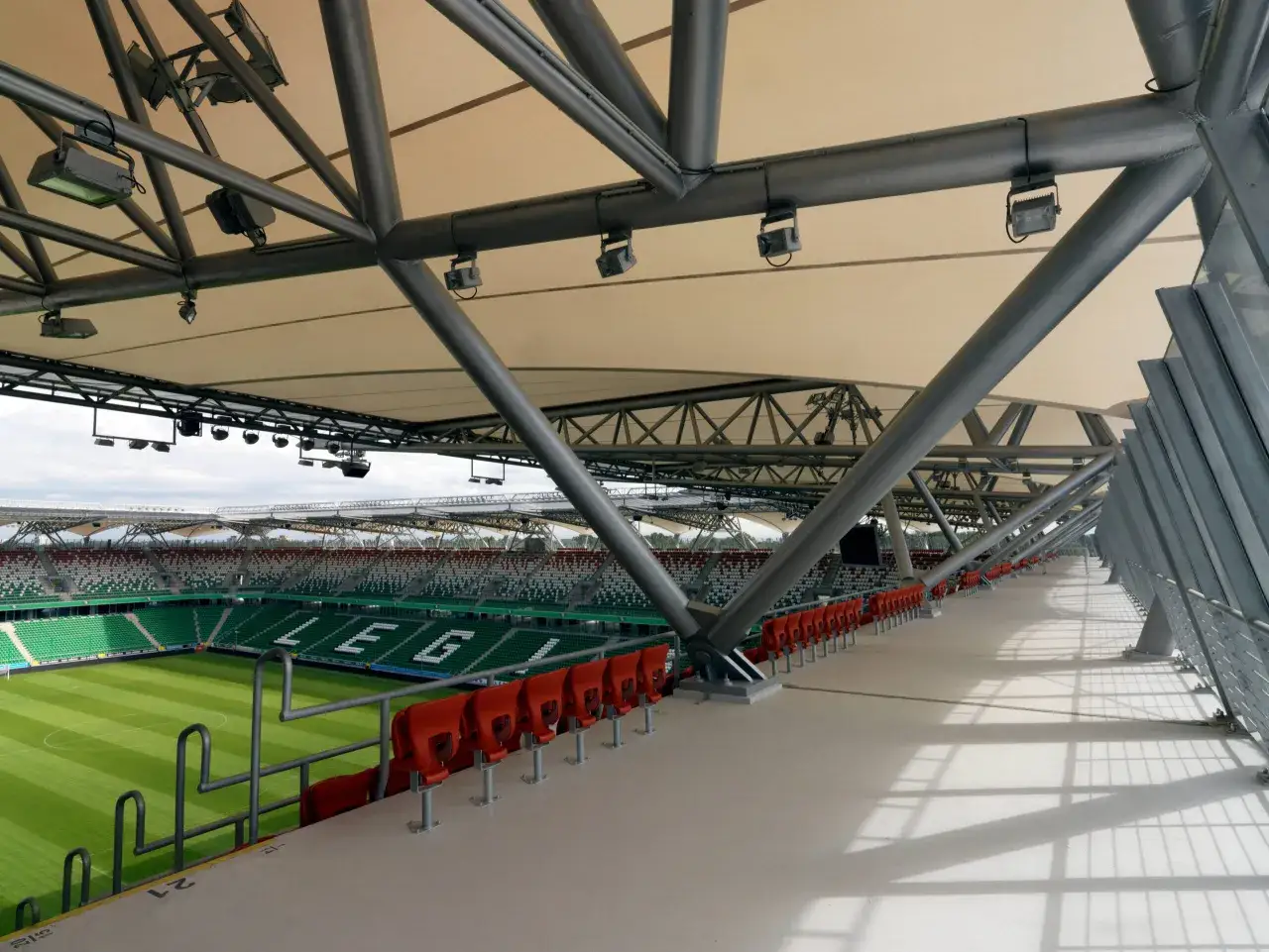 Puste trybuny stadionu Legii Warszawa, gdzie zapewne krążą pogłoski transferowe.