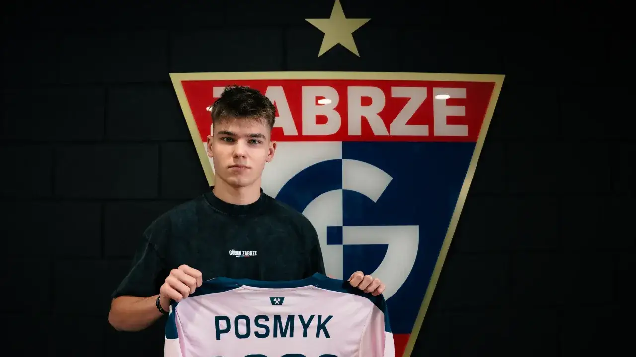 Młody zawodnik z koszulką 