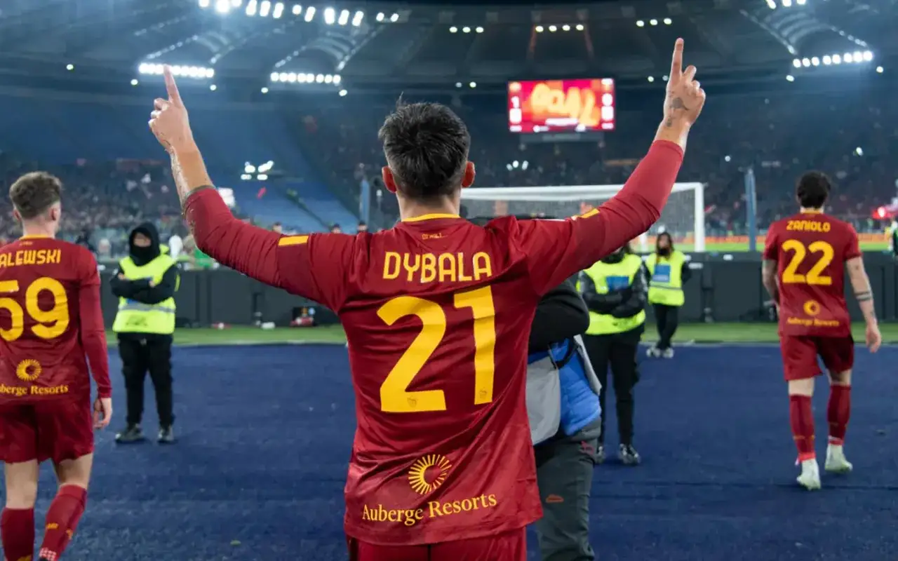 Paulo Dybala z AS Roma świętuje po golu. Na boisku widać też innych zawodników, m.in. Zalewskiego i Zaniolo.