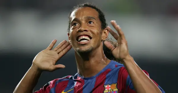 Uśmiechnięty Ronaldinho w koszulce Barcelony, z rękami przy uszach, jakby słuchał dopingu. Tak, Ronaldinho żyje i wciąż zachwyca!